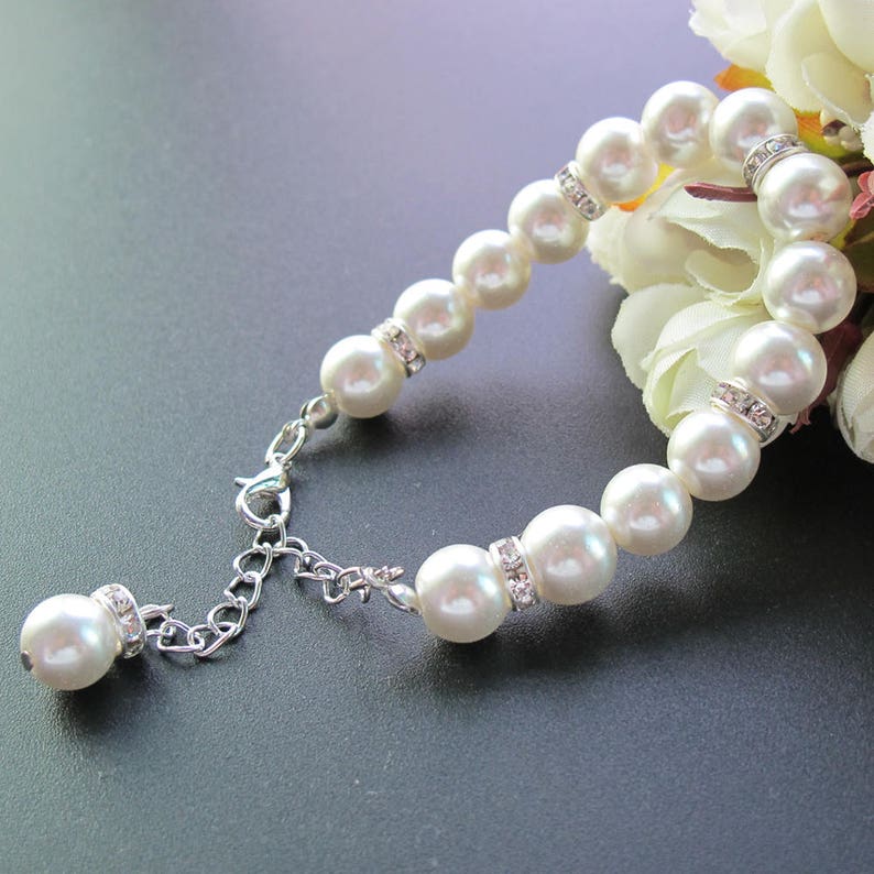 A classic Bridesmaid Gift Ideas bridal Shower Wedding party Favor Thank You Gift 4PCS White glass pearl bracelets