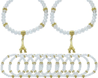 Könnte beinhalten: Set mit 12 weißen Kristall-Armbändern mit goldenen Eiffelturm-Anhängern. Jedes Armband ist etwa 18 cm lang.