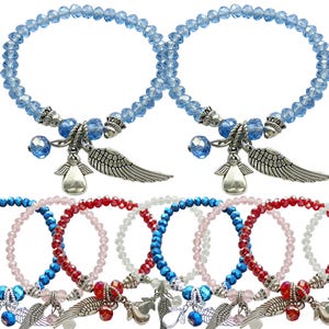 Puede incluir: Una colecci&oacute;n de pulseras el&aacute;sticas con cuentas de cristal facetado en varios colores, incluyendo azul claro, azul oscuro, rojo, rosa y transparente. Cada pulsera incluye dijes de metal plateado con forma de &aacute;ngel y de ala.