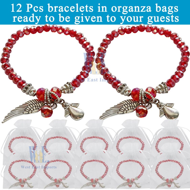 Puede incluir: Doce pulseras de cuentas rojas facetadas con dijes de alas de &aacute;ngel y &aacute;ngeles en tono plateado. Cada pulsera est&aacute; empaquetada individualmente en una peque&ntilde;a bolsa de organza blanca transparente. El texto 12 Pcs bracelets in organza bags ready to be given to your guests es visible.