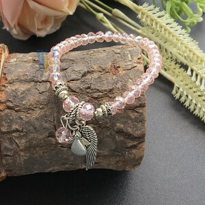 Pulsera con dije de alas de ángel y cuentas de cristal, recuerdo de bautizo, rosa, azul y transparente, con bolsitas de organza. imagen 7