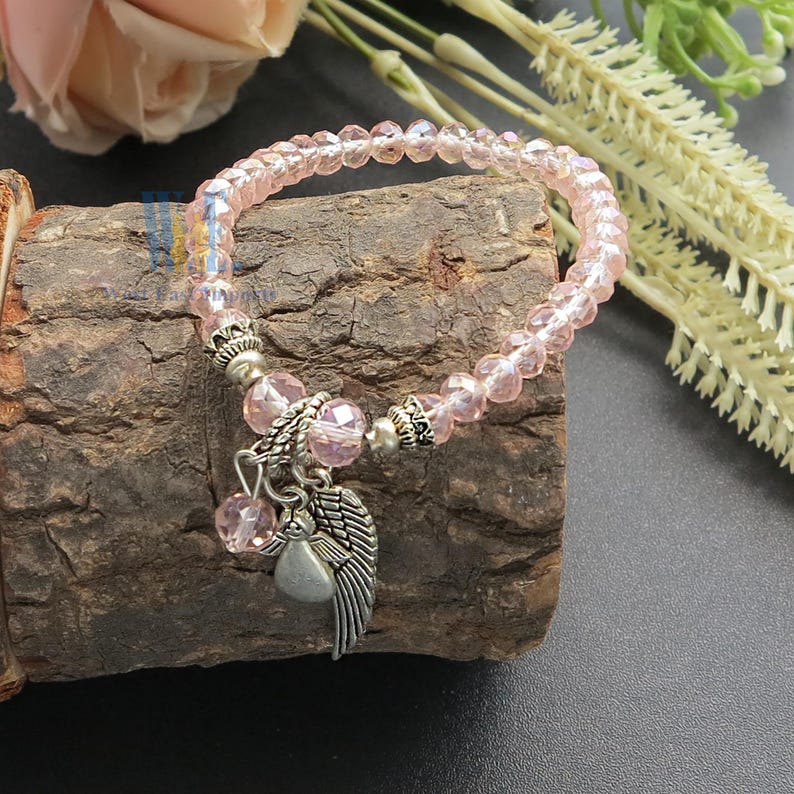 Pulsera con dije de alas de ángel y cuentas de cristal, recuerdo de bautizo, rosa, azul y transparente, con bolsitas de organza. imagen 7