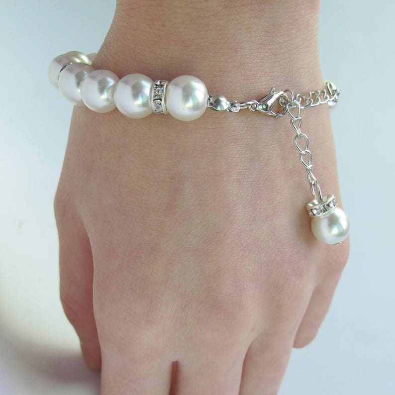 A classic Bridesmaid Gift Ideas bridal Shower Wedding party Favor Thank You Gift 4PCS White glass pearl bracelets