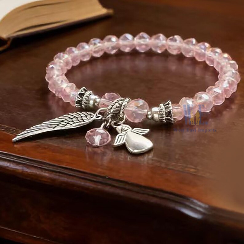 Pulsera con dije de alas de ángel y cuentas de cristal, recuerdo de bautizo, rosa, azul y transparente, con bolsitas de organza. imagen 9