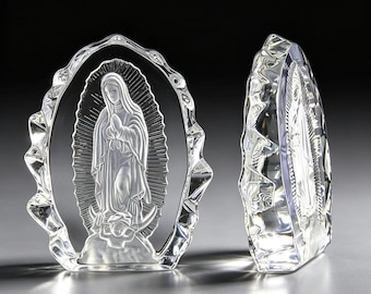 Pode incluir: Duas esculturas de vidro transparente com um relevo fosco tridimensional da Virgem de Guadalupe. Cada peça tem um formato oval com uma borda externa irregular e texturizada, retratando a figura em posição de oração.