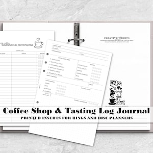 Puede incluir: Una carpeta de anillas gris claro que contiene hojas de papel blancas para un diario de cata de café. Las páginas incluyen texto impreso como "Sipping Notes Adventures in Coffee Tasting", "Creative Tidbits" y "Coffee is always a good idea".