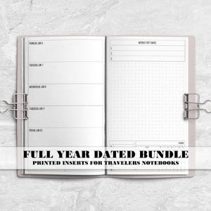 Puede incluir: Cuaderno abierto con páginas de planificación semanal, sujetas con un clip plateado. Las páginas son blancas con texto negro y una cuadrícula punteada. El texto "FULL YEAR DATED BUNDLE" se muestra en la parte inferior.