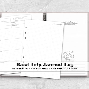 Puede incluir: Una carpeta organizadora de color rosa claro con hojas blancas para un diario de viaje. Las hojas incluyen secciones para fechas, destino, actividades y lugares para comer, junto con una página de puntos y un gráfico de coche y montaña.