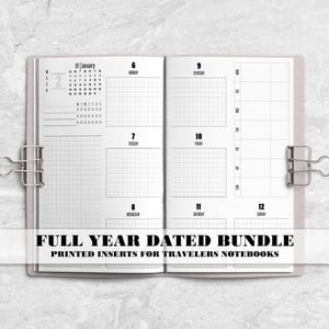 Puede incluir: Un cuaderno de viajero abierto con páginas blancas que presenta un diseño de agenda semanal, secciones de cuadrícula y un calendario mensual para enero. El texto "FULL YEAR DATED BUNDLE PRINTED INSERTS FOR TRAVELERS NOTEBOOKS" está superpuesto. Clips plateados sujetan las páginas.