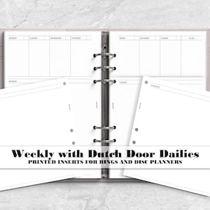 Puede incluir: Una agenda de seis anillas con hojas blancas para planificación semanal y diaria. Las páginas tienen líneas negras para organizar tareas. El texto en la imagen dice: Weekly with Dutch Door Dailies PRINTED INSERTS FOR RINGS AND DISC PLANNERS.