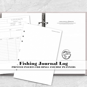 Puede incluir: Un planificador de anillas gris claro que contiene hojas blancas para un diario de pesca. Las páginas incluyen campos impresos para fecha, hora, ubicación, clima y detalles de captura, junto con una página de puntos y un logo de pez.