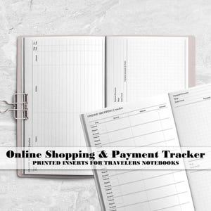Puede incluir: Un cuaderno abierto con páginas blancas que presenta un diseño de seguimiento de compras en línea y pagos. Las inserciones impresas incluyen columnas para fecha, artículo, estado y detalles de pago, sujetas por un clip metálico plateado.