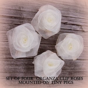 Juego de 4 rosas con clip de cinta de organza color marfil, montadas en pequeñas clavijas de madera. Boda, Cumpleaños, Fiesta, Invitaciones, Decoración de mesa