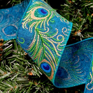 Puede incluir: Cinta azul turquesa con ribete de purpurina dorada y diseño de pluma de pavo real. Las plumas son verdes y azules con detalles de purpurina dorada.