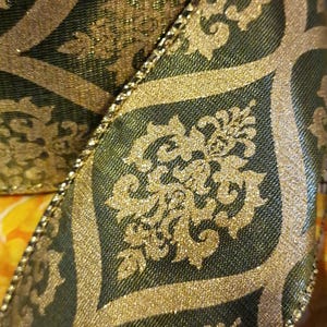 Pode incluir: Close-up de uma fita decorativa com fundo verde escuro e padrão floral dourado. A fita tem uma textura brilhante e uma borda dourada nas bordas. O design é ornamentado e elegante.