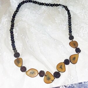 Perlina in legno vintage e seme collana 28&quot; lungo - terroso verdi e marroni