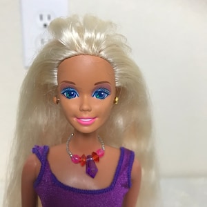 1966 Mattel Twist & Turn Barbie rodillas doblables collar de pendientes de pelo rubio platino