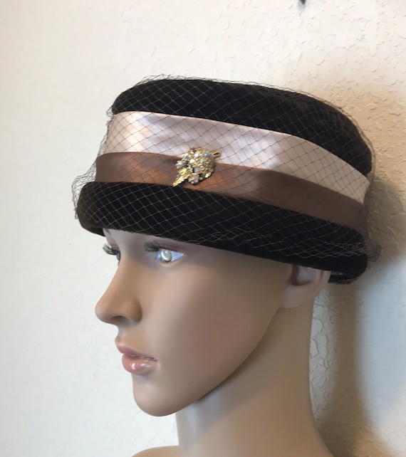 Vintage Women’s Hat with netting & Brooch s-l400.jpg main image 2