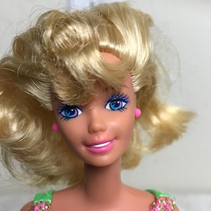 Barbie de Mattel de 1976, cabello rubio, ojos azules, rodillas dobladas, cuerpo Twist N Turn de 1966