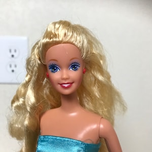 Barbie de Mattel de 1991 con cabello rubio y ojos azules y rodillas dobladas, cuerpo Twist N Turn de 1966