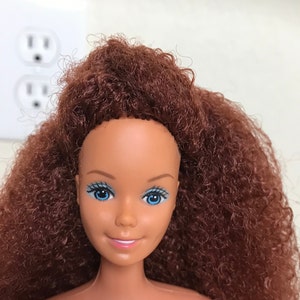 Muñeca Barbie Twist & Turn de Mattel de los años 80 con rodillas flexibles, cabello castaño y ojos azules