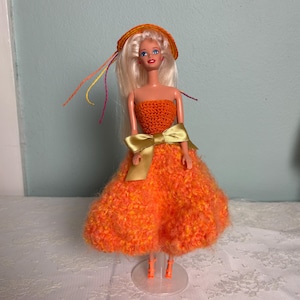 Barbie de Mattel de 1976, cabello rubio platino, ojos azules, rodillas dobladas, cuerpo giratorio.