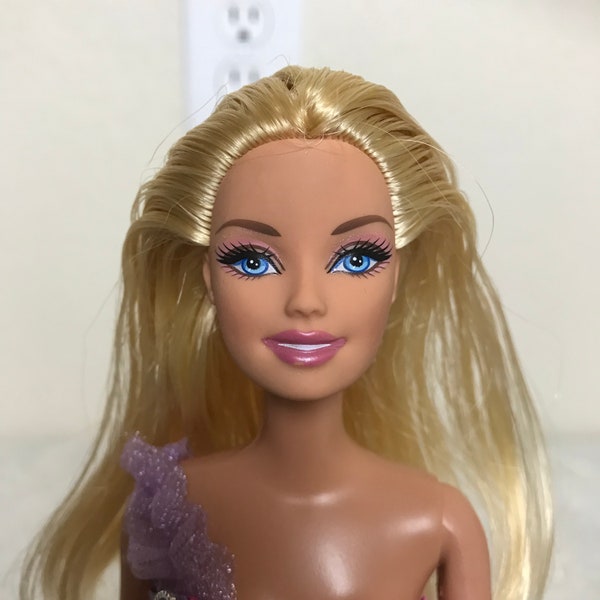 Mattel 1999 Barbie 11 1/2" Doll #01111 Blond Hair Blue Eyes Rigid Body 1998 Head