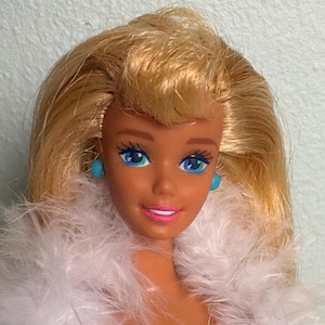 Barbie de campamento de 1994, cabello rubio, ojos azules, Malasia de 1966, cuerpo giratorio y rodillas dobladas.