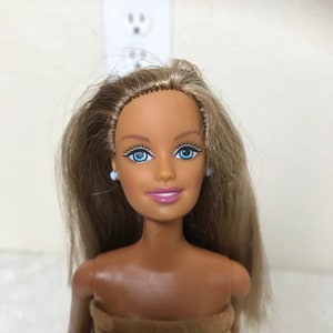 Mattel 1999 Malibu Barbie  Blond Hair Blue Eyes Knees Bend 1998 Head Big Feet