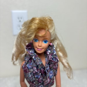 Muñeca Barbie Twist N Turn de Mattel de los años 80 con las rodillas dobladas, cabello rubio de dos tonos y ojos azules