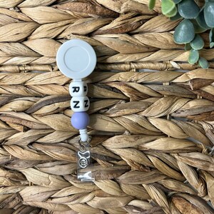 Benutzerdefinierte Farbe RN Badge Reel, austauschbar, RN Badge, Perlen Badge Reel, Alligator Clip, einziehbare Badge Reel, ID Badge Halter, Krankenschwester