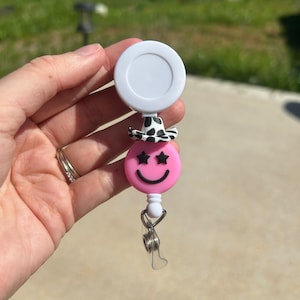 Pink Smile mit Cowboy-Hut, Abzeichen Reel, austauschbar, RN Abzeichen, Perlen Badge Reel, Alligator Clip, einziehbare Badge Reel, ID Inhaber