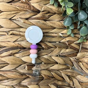Hellrosa und Lila Abzeichen Reel, austauschbar, RN Abzeichen, Perlen Badge Reel, Alligator Clip, einziehbare Badge Reel, ID Badge, Krankenschwester