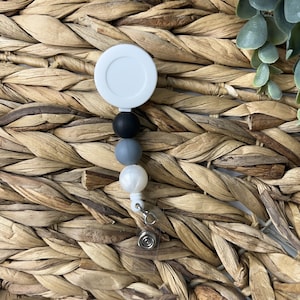 Schwarz / Grau / Weiß Ausweis Reel, austauschbar, RN Abzeichen, Perlen Badge Reel, Alligator Clip, einziehbare Reel, ID Ausweishalter, Krankenschwester