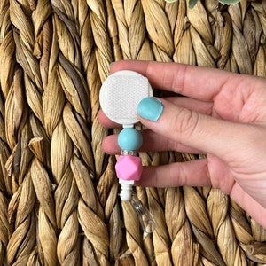 Blau / Pink mit Sparkle Badge Reel, austauschbar, RN Badge, Perlen Badge Reel, Krokodilklemme, einziehbare Badge Reel, ID Halter, Krankenschwester