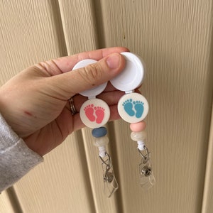 Baby Füße Ausweisrolle, austauschbar, RN-Abzeichen, Perlen-Abzeichen-Rolle, Krokodilklemme, einziehbare Ausweis-Rolle, Ausweisrolle, NICU, L & D, Krankenschwester
