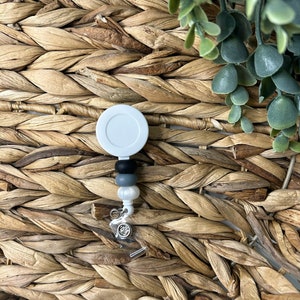 Schwarz / Grau / Weiß Typ 2 Badge Reel, austauschbar, RN Badge, Perlen Badge Reel, Krokodilklemme, einziehbare Badge Reel, ID Halter, Krankenschwester