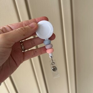 Pastellfarbe Abzeichen Reel, austauschbar, RN Abzeichen, Perlen Badge Reel, Alligator Clip, einziehbare Badge Reel, ID Badge Inhaber, Pflege, RN
