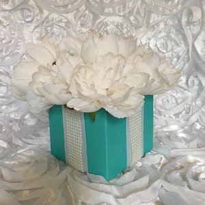 ROBINS EGG CENTERPIECE