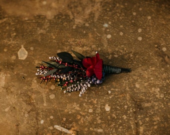 AKILAH | Small red-burgundy pink dark blue boho groomsmen buttonhole with preserved plants / Groom wedding boutonniere / Men's boho corsage