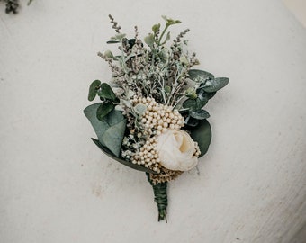 INTILAKA | Greenery white ivory groomsmen buttonhole with preserved eucalyptus / Groom wedding boutonniere / Men's boho corsage