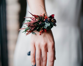 AZIZA | Wild colorful bridal bracelet with preserved eucalyptus / Brides and bridesmaids floral accessory for a boho wedding