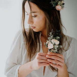WENIA | Greenery white soft peach floral groomsmen buttonhole / Groom floral wedding boutonniere / Men&#39;s boho corsage with flowers
