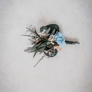 LOUISE | Medium buttonhole in peach/light blue/white/green tones with preserved eucalyptus / Groom wedding boutonniere / Men&#39;s boho corsage