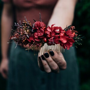 TARA | Red-green floral comb with preserved hydrangea / Bridal hair piece for a boho wedding / Flower hair vine for a bride