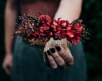 TARA | Red-green floral comb with preserved hydrangea / Bridal hair piece for a boho wedding / Flower hair vine for a bride