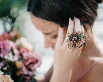 ZARQA | Pink yellow ivory wedding flowers ring / Floral minimalist ring for a bride / Bridal boho floral ring - preserved eucalyptus