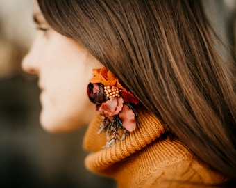 MYRJAM l Tons rouges orangés, boucles d'oreilles bohèmes avec plantes stabilisées / Bijoux artisanaux quotidiens pour fête de mariage minimaliste