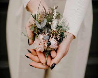 ENNAJAH standard buttonhole | Blush soft pink, ivory, dark blue, greenery tones / Boho groom wedding boutonniere / Men's boho corsage