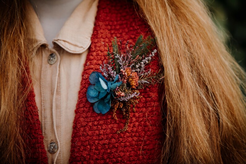 ACHILLEA Reich verzierte Brosche in kräftigen Farben / Florale orientalische Brustnadel / Braut-Boho-Blumen-Clip mit konservierten Pflanzen Bild 3